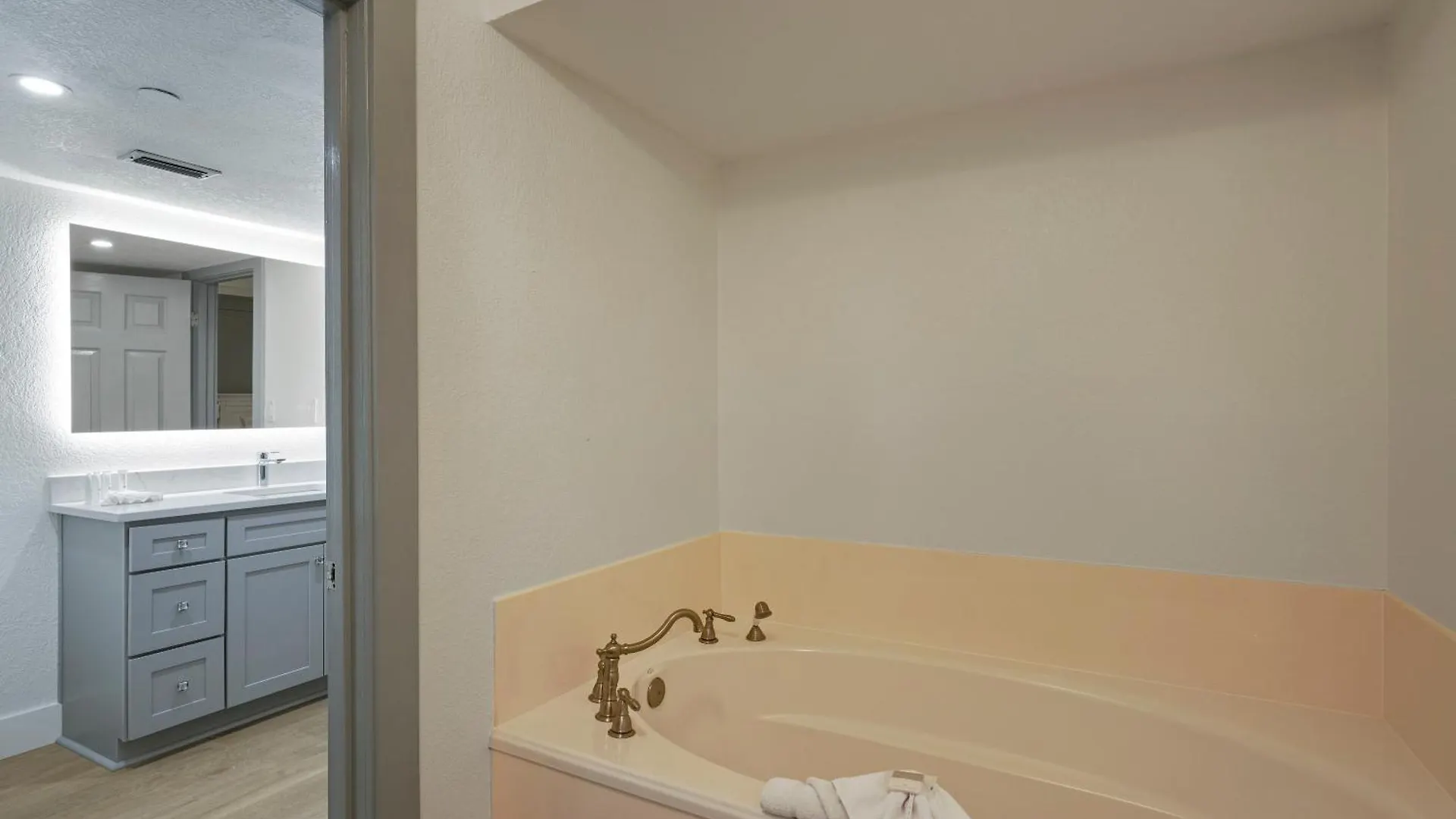 New Listing! Just Renovated! 1Br 2Ba Condo! Destin Apartment