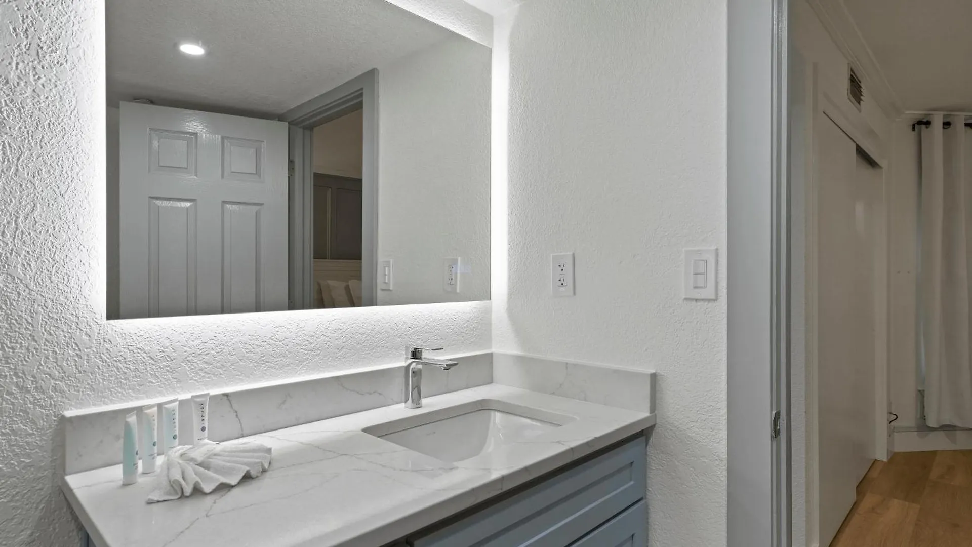 New Listing! Just Renovated! 1Br 2Ba Condo! Destin 0*,  United States