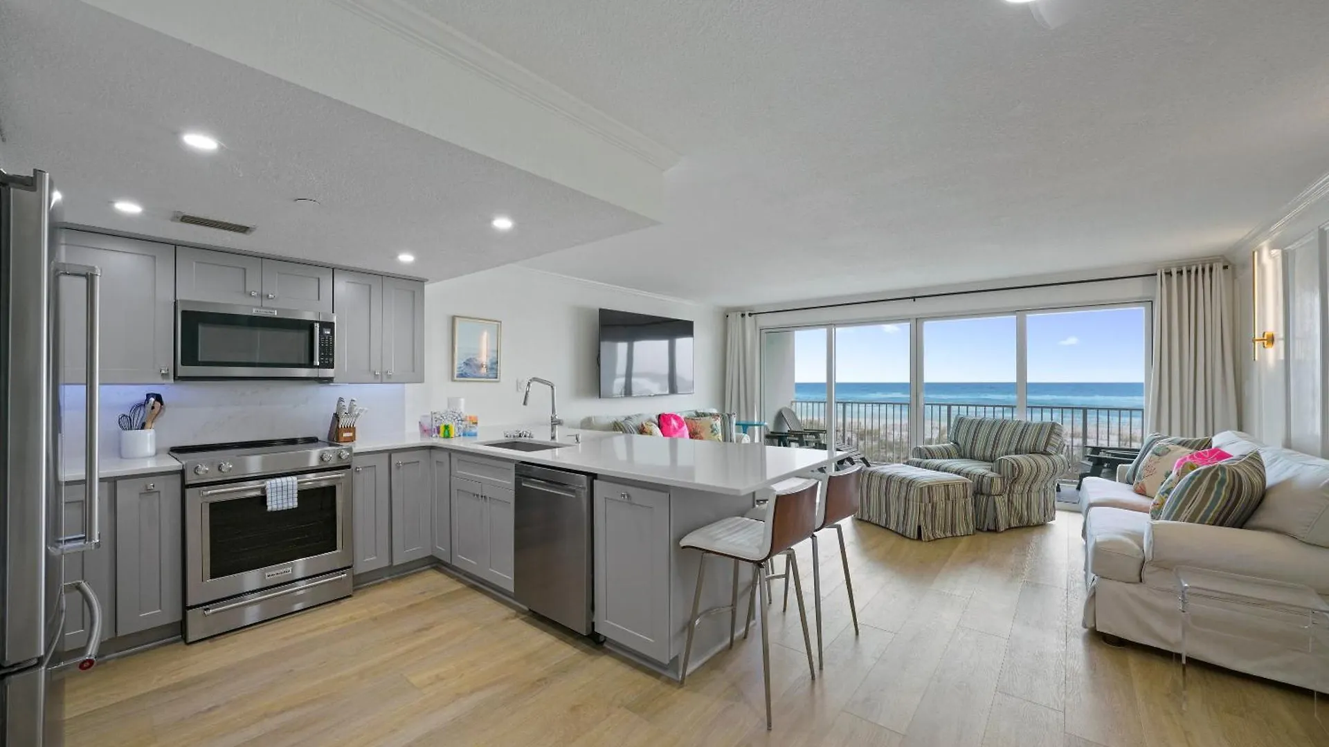 New Listing! Just Renovated! 1Br 2Ba Condo! Destin